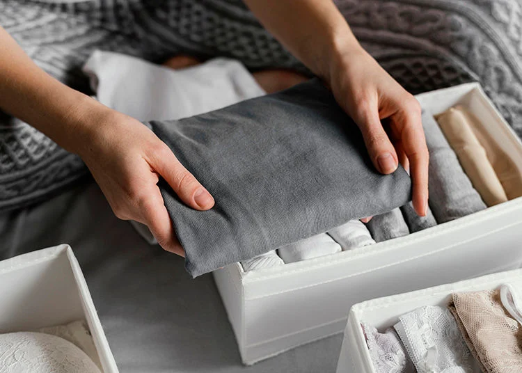 Como manter seu guarda-roupa organizado e funcional