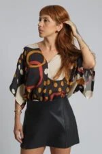 Blusa Cropped Estampada Preta - Imagem 2